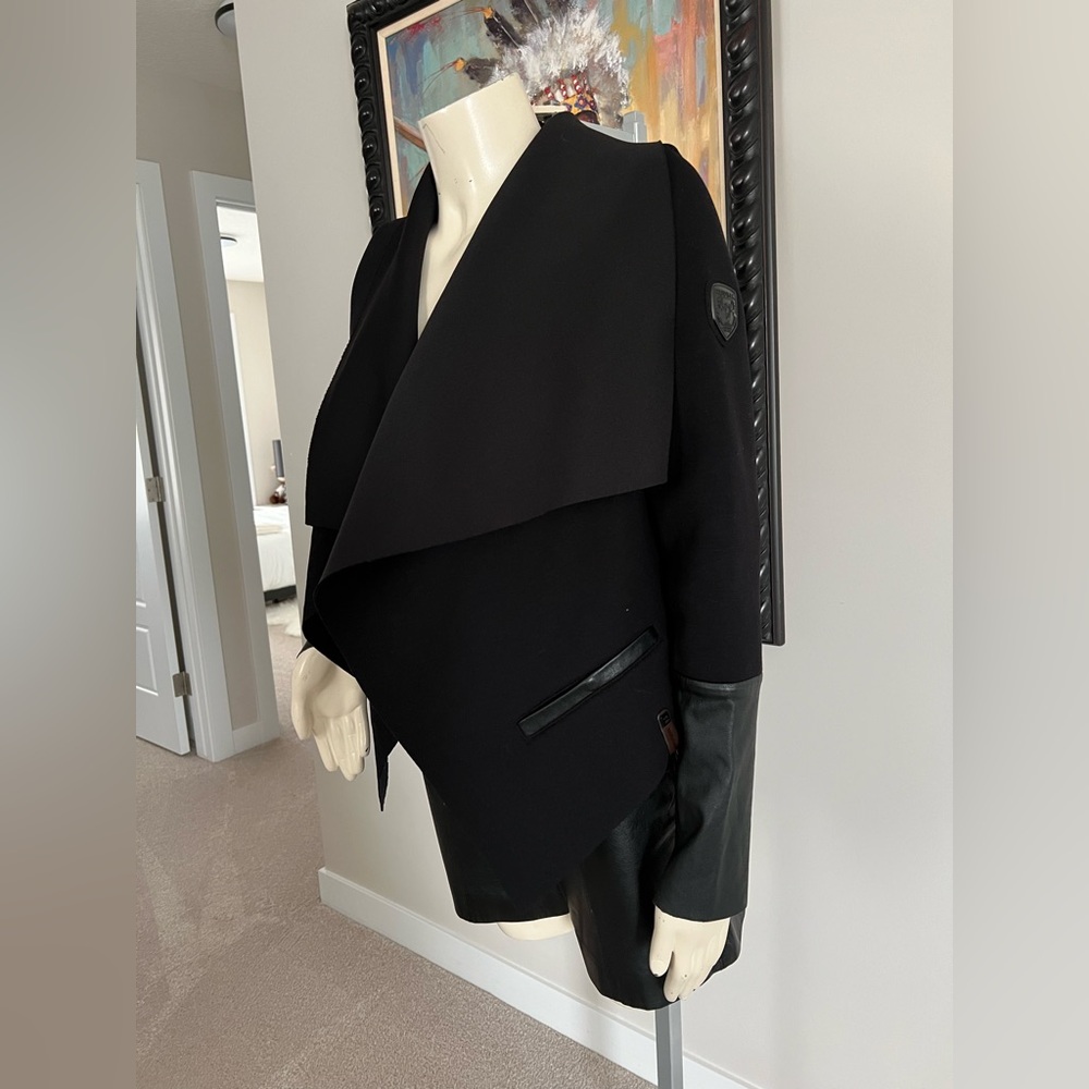 RUDSAK Black Draped Open-Front Jacket with Leather Trim – Modern Statement - Picture 4 of 16